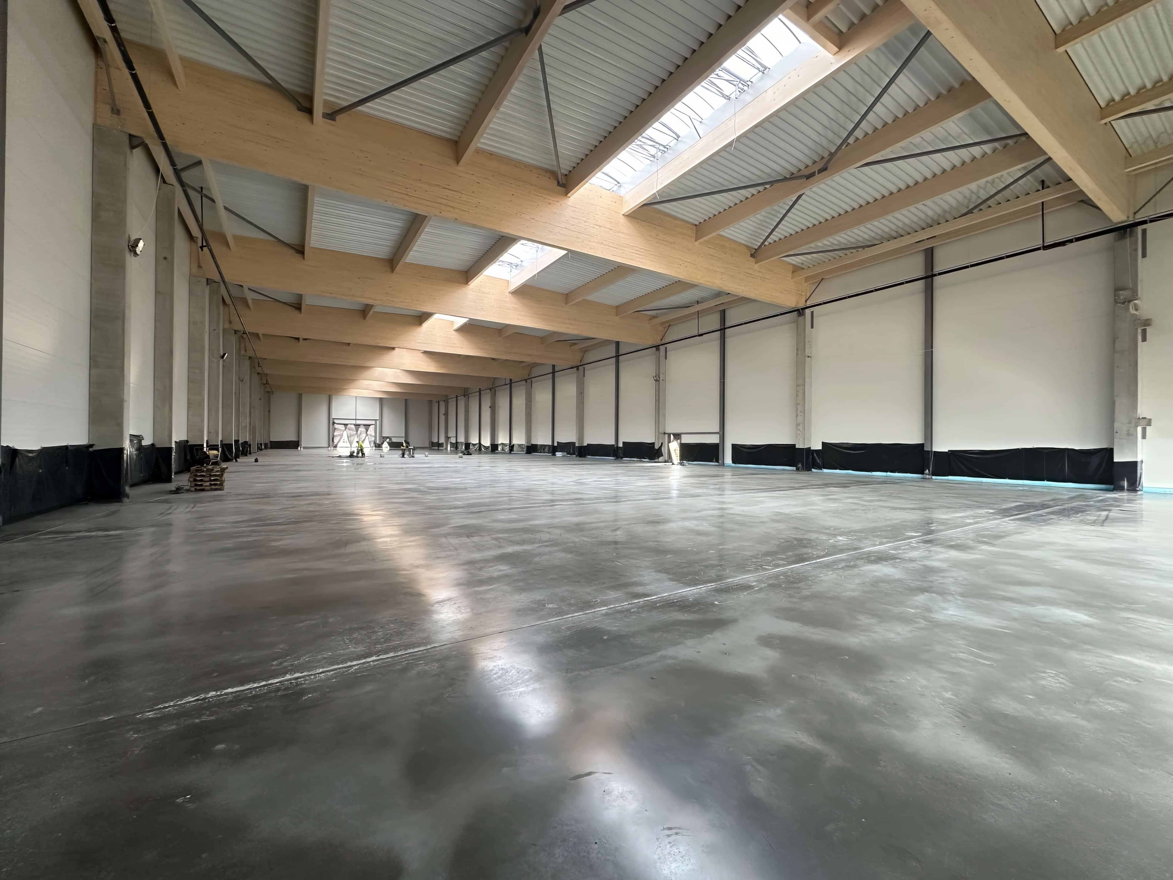 Betonárske práce na podlahovej doske v hale VELUX Partizánske
